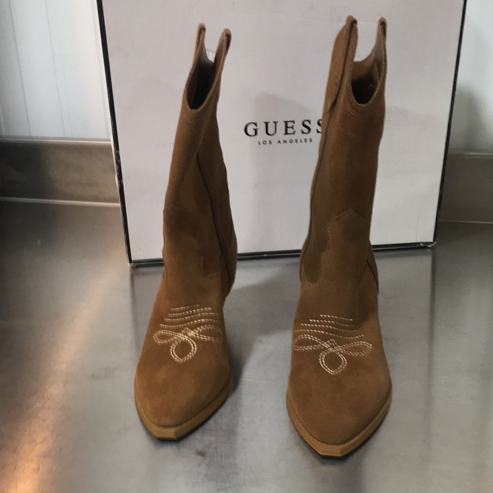 New WB Woman’s GUESS Women’s Tan Suede Western Booties - Picture 2 of 6